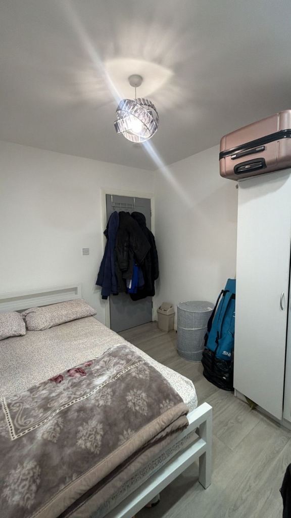 Share room for rent £ 400 monthly 