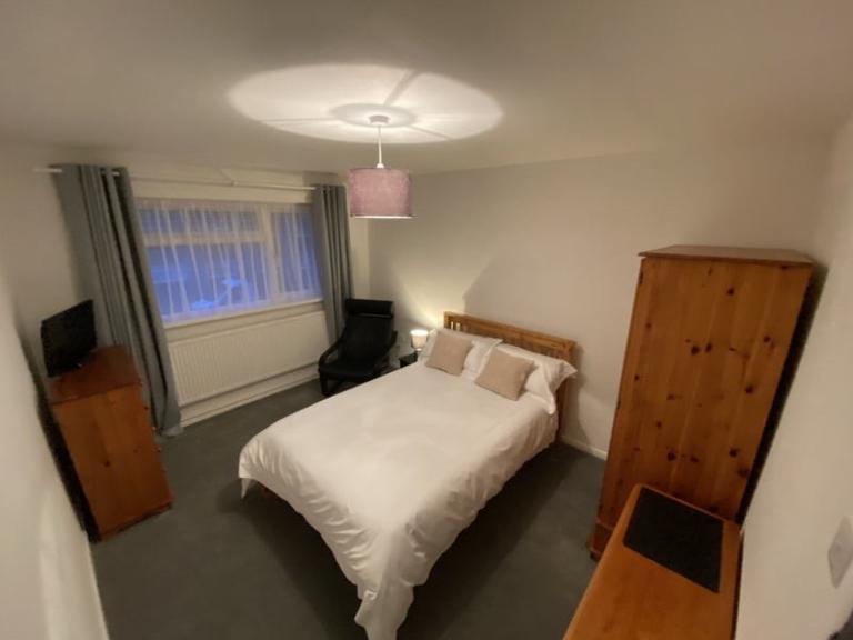 Large Double Room To Rent - Hemel Hempstead Area HP2