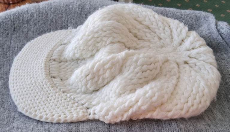 CREAM  KNITTED CAP WITH PEAK. ONE SIZE.