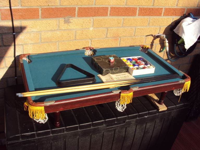 Deluxe Mini Pool Table, 3ft x 20 inches, Excellent Condition, 2 cues, 16 balls
