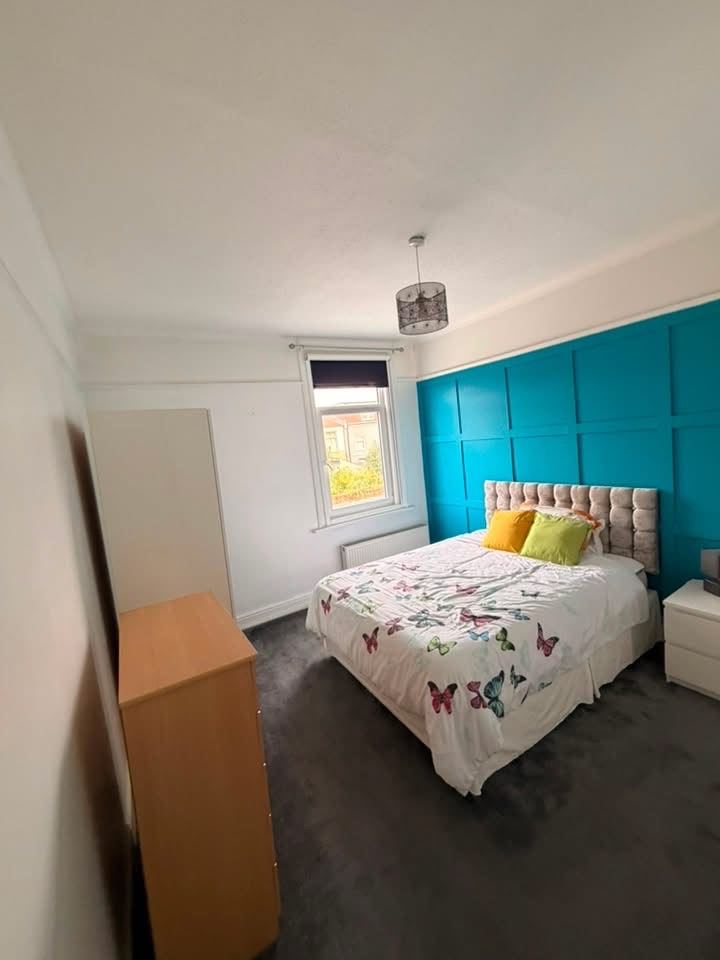 Large double room to rent in prime location 