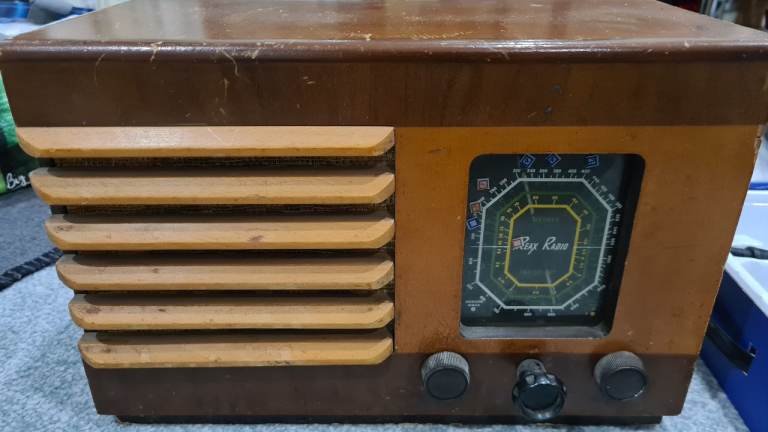 Vintage valve radio. Reax