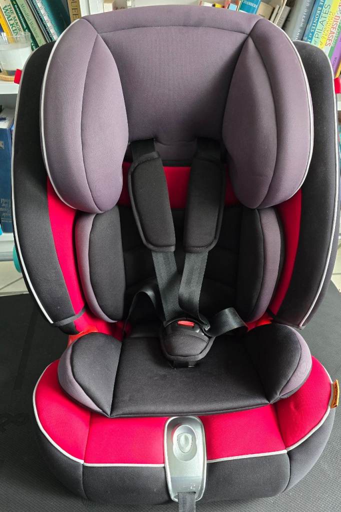 Halfords Childs Car Seat suitable for children 9kg - 36kg used, but in good condition. 