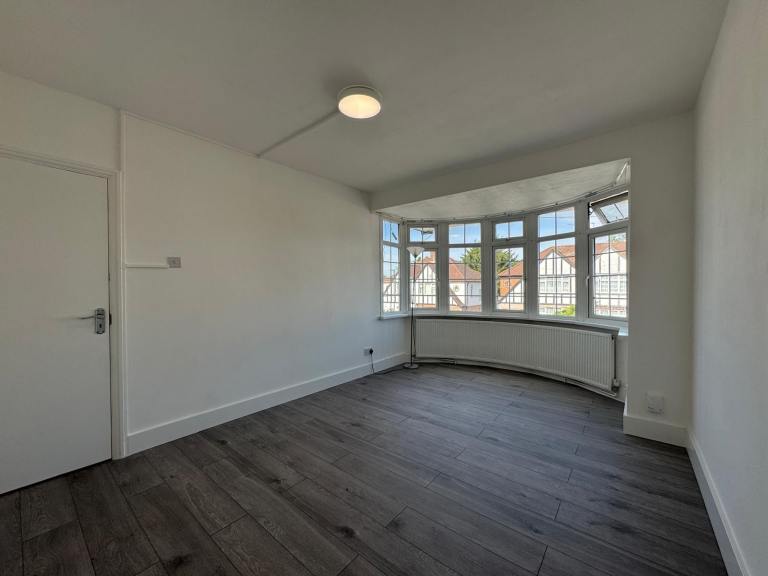 Newly refurbished studio flat available now 