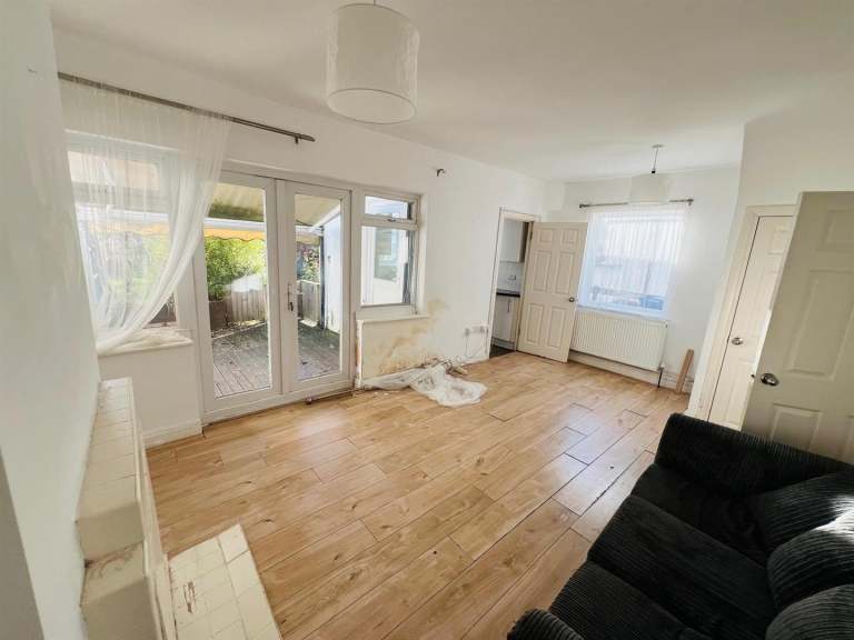 3 bedroom house in Long Drive, Greenford