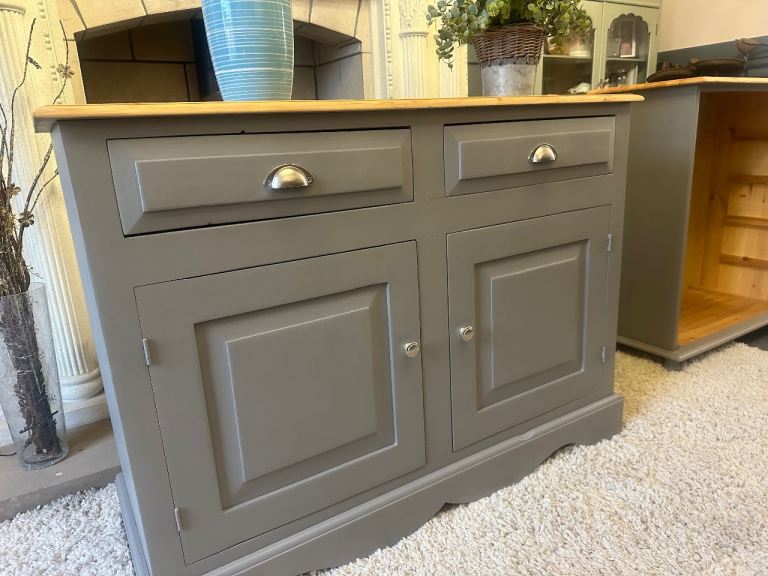 💜 Beautiful large solid pine sideboard 💜
