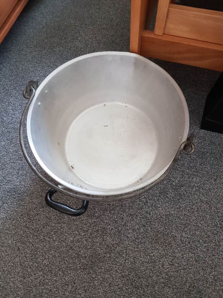 Large Aluminium Pot with Handle – Good Condition
