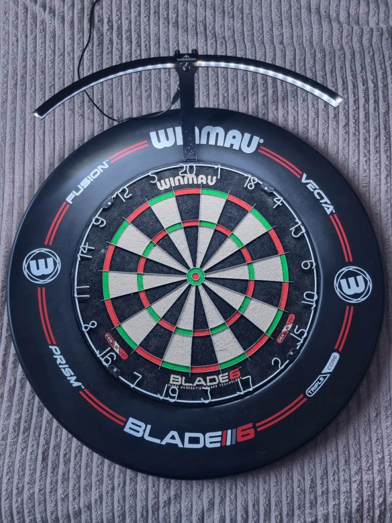 Dartboard / darts / surround & light