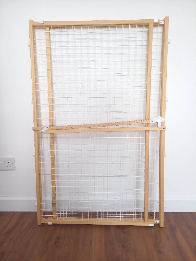 Adjustable Pet Safety Gate, As New, No screws needed! High Quality Wood & Powder Coated Wire Mesh.