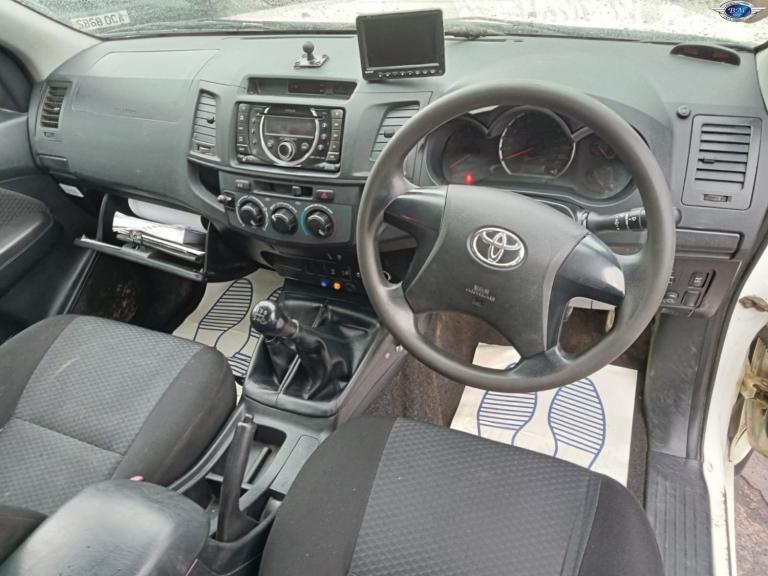 TOYOTA HILUX 2.5 D-4D Active White Manual Diesel 2016