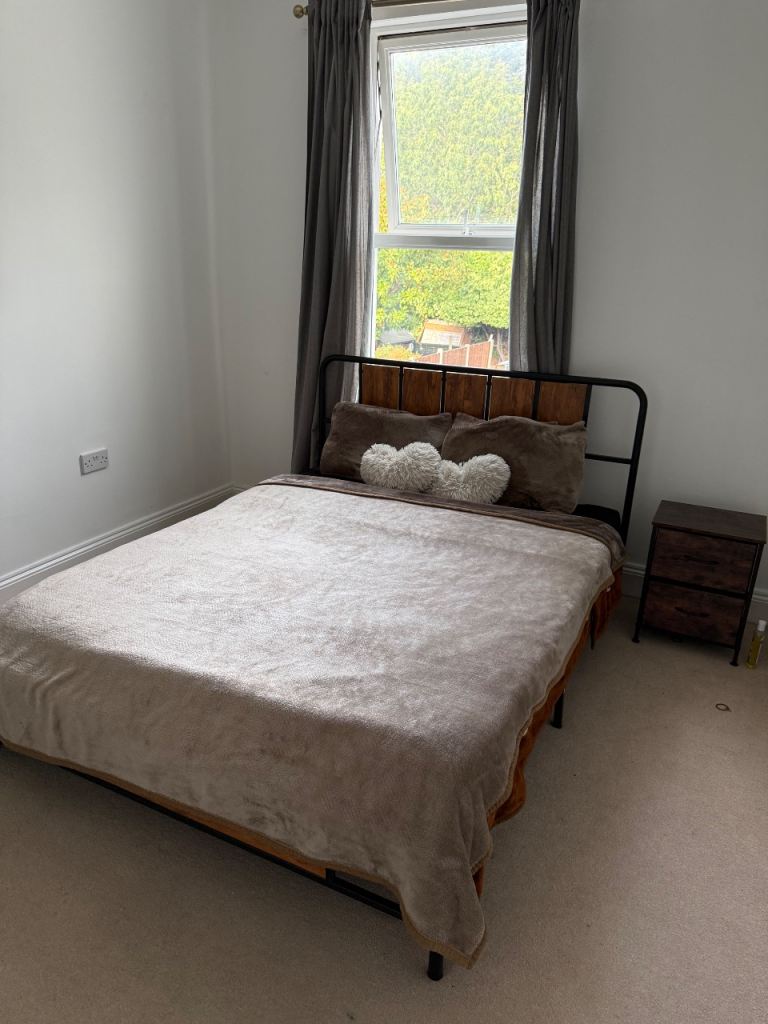 Large bed room to rent in Croydon.