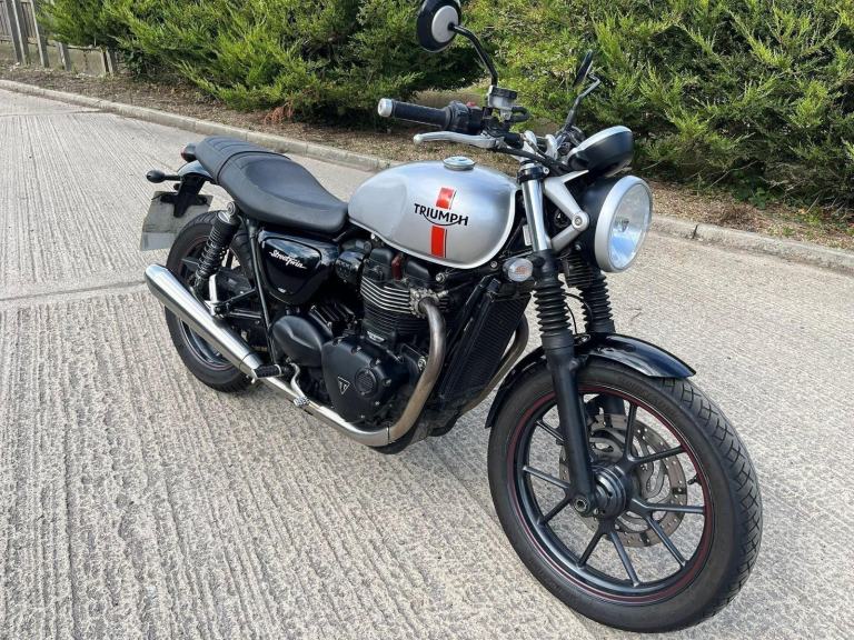 2017 17 TRIUMPH BONNEVILLE STREET TWIN 900 SILVER RETRO NAKED HPI CLEAR