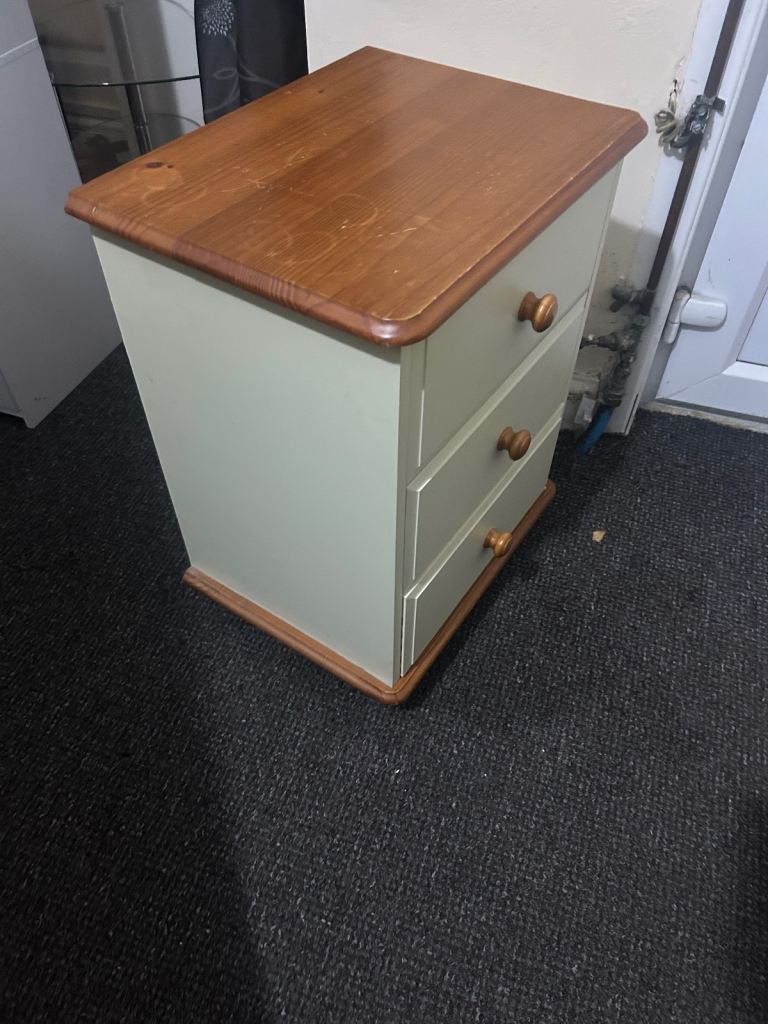 Drawers/bedside table 
