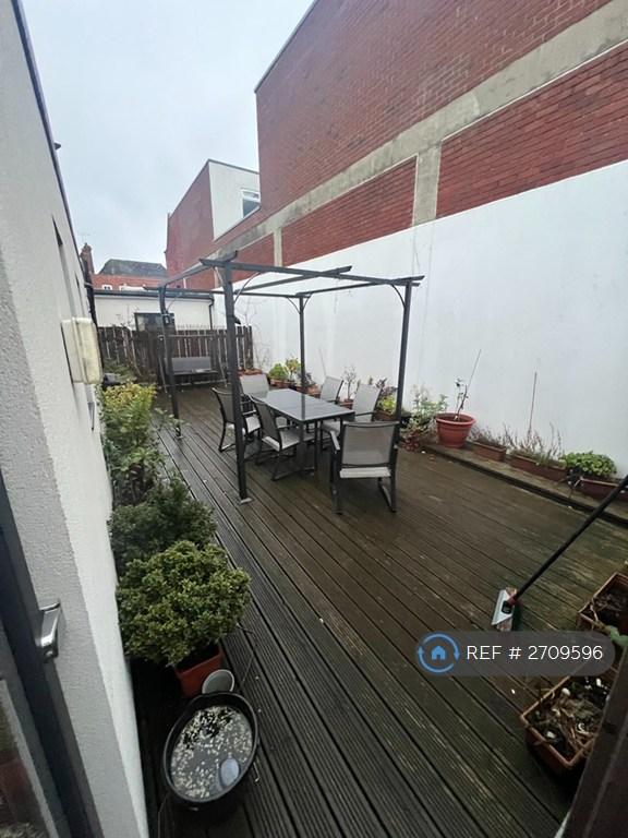 2 bedroom flat in Eltham High Street, London, SE9 (2 bed) (#2709596)