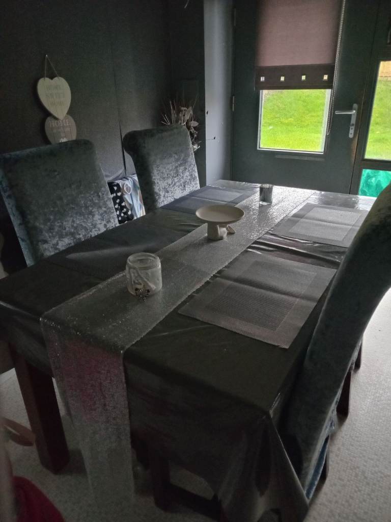 Extendable dining table with chairs seats up to 6.