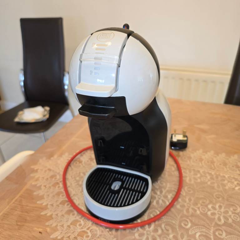 DeLonghi Dolce Gusto Coffee Machine – Good Condition