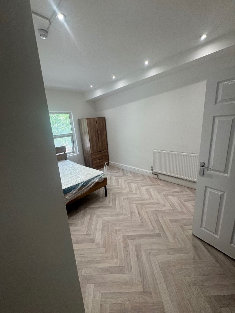 On suite studio to rent city centre NEWLY REFURBED!