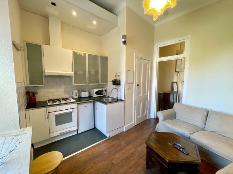 2 bedroom flat in Leith Walk, Leith, Edinburgh, EH6 5EQ