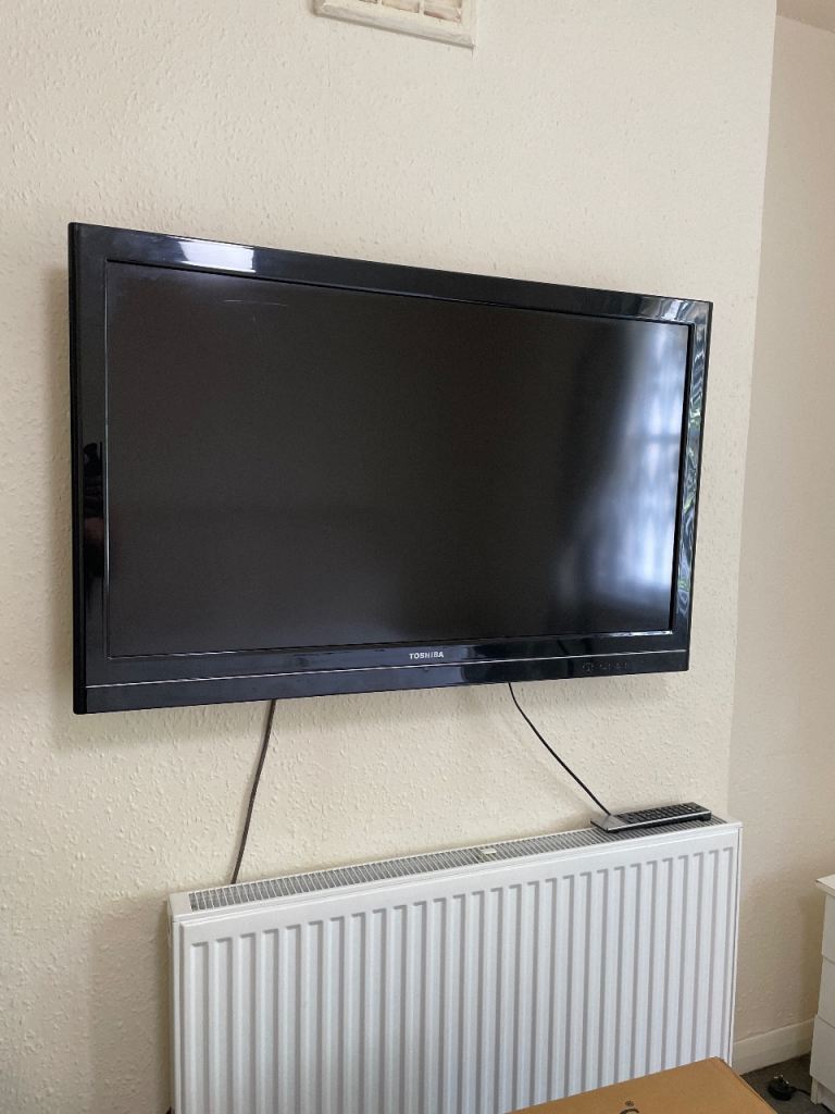 Toshiba Flat Screen TV – Good Condition, Wall Mounted
