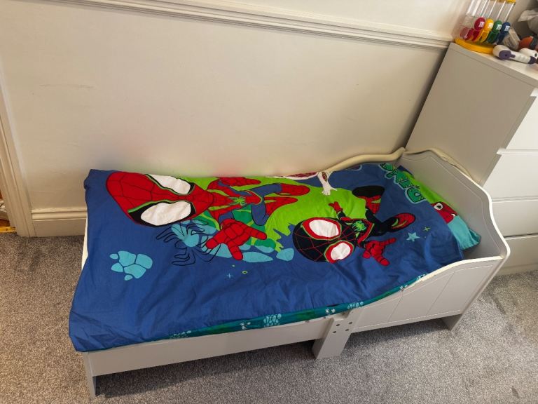 White Toddler Bed with Mattress – Good Condition