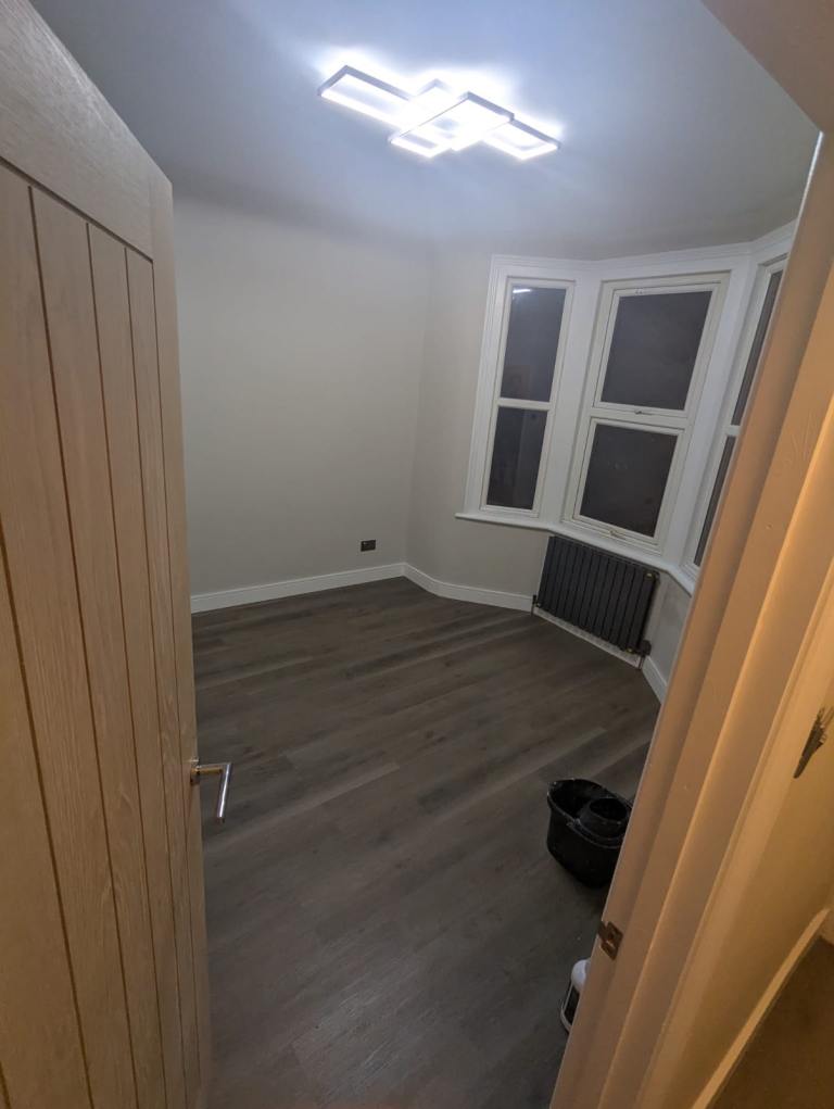 E13 Double room for Rent