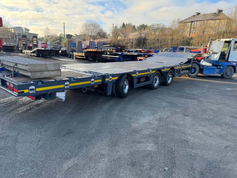 Extending low loader trailer with hydraulic beavertail 