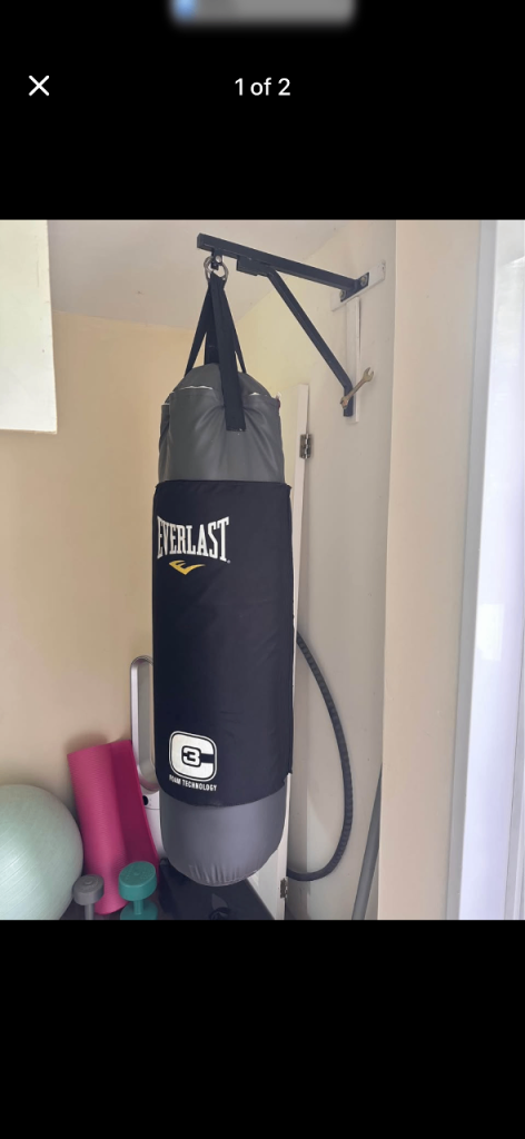 Heavy duty punchbag and wall bracket