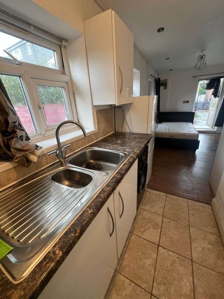 LARGE STUDIO FLAT TO RENT IN RM6- £1300 BILLS INCLUDED