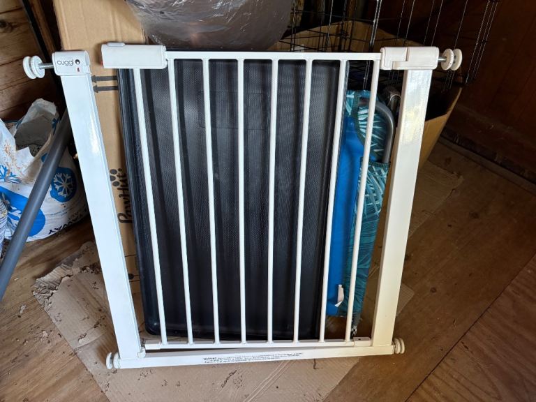 Baby safety gate