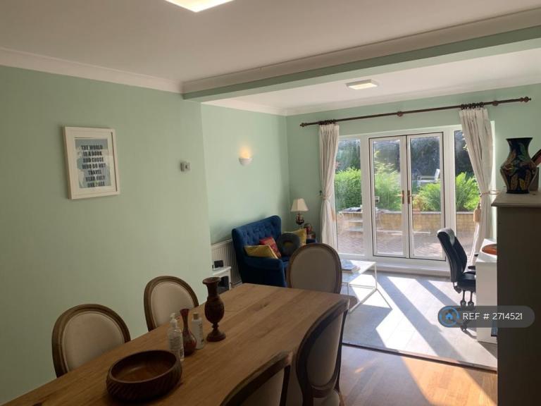 5 bedroom house in Noak Hill Road, Romford, RM3 (5 bed) (#2714521)