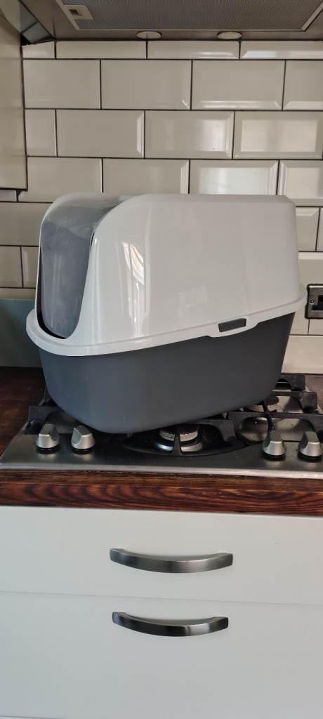 Free Cat Litter Enclosed Tray