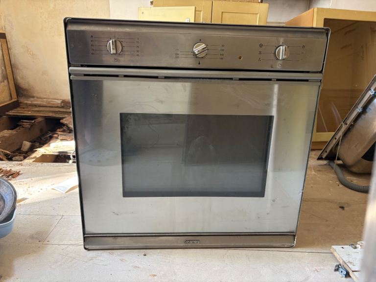 Free Smeg oven, gas hob and extractor fan 