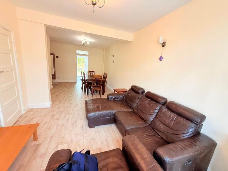 Beautiful 3 Bedroom with 2 Bathroom House available to let at Roxy Avenue Romford RM6, 