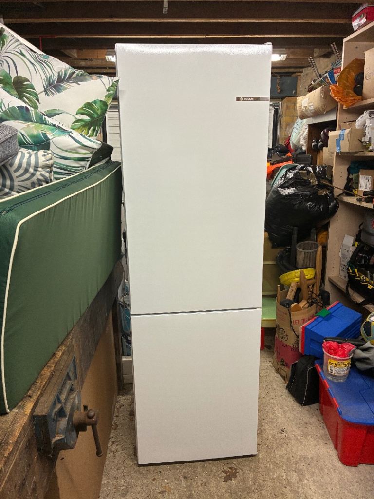 2023 Bosch Series 4 tall freestanding 60/40 Fridge/Freezer KGN362WDFG