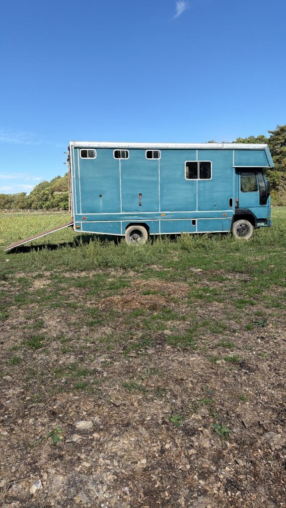 7.5 tonhorse lorry