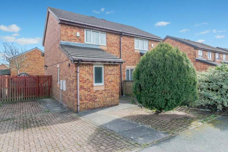 2 Bed House to Rent in Bradford BD4 with Garden and Driveway