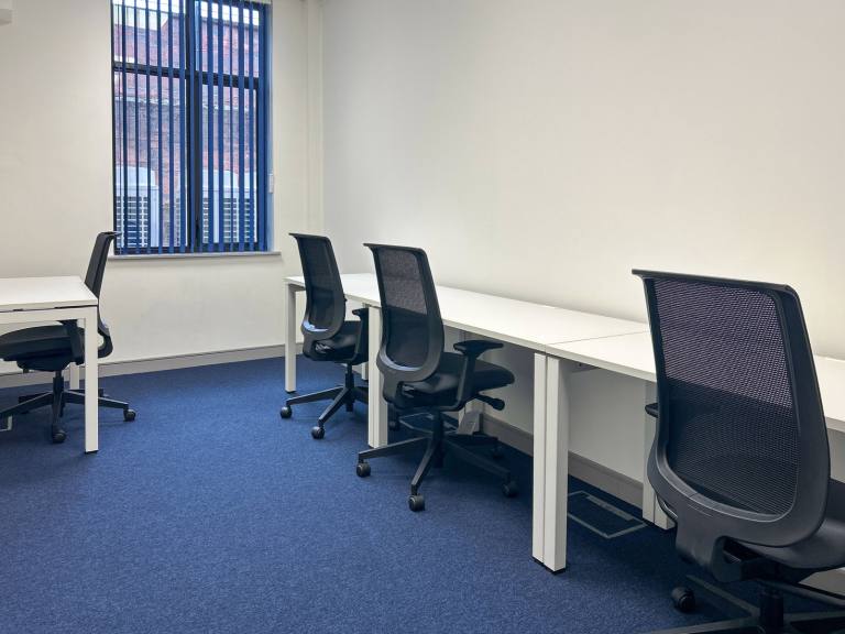 Belfast - BT12 5GH \ Office for Rent with Flexible Move-In Options 3 Workstations