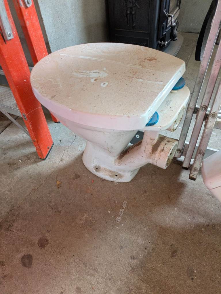 Toilet pot and cistern 