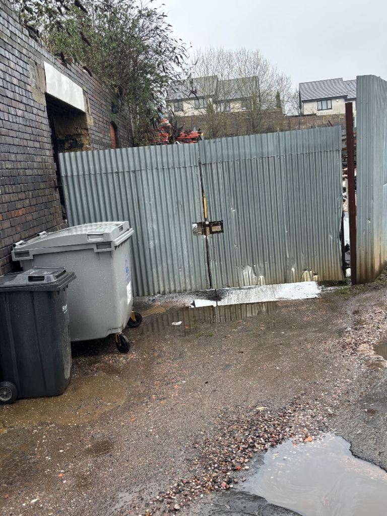 SMALL BUILDERS YARD TO LET
