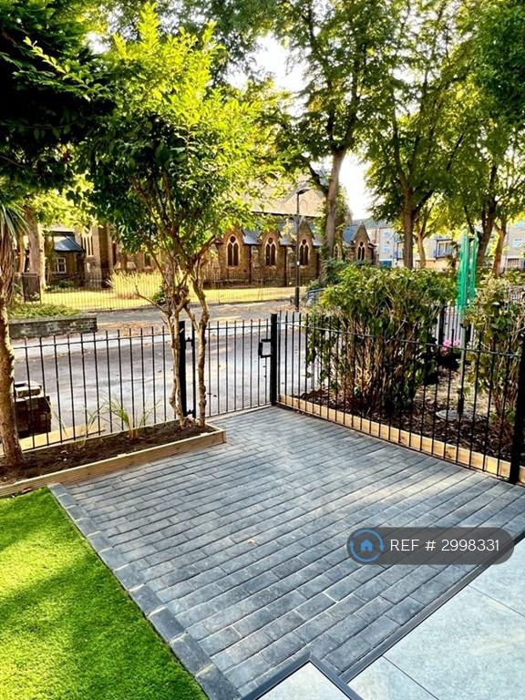 2 bedroom flat in Thorburn Square, London, SE1 (2 bed) (#2998331)