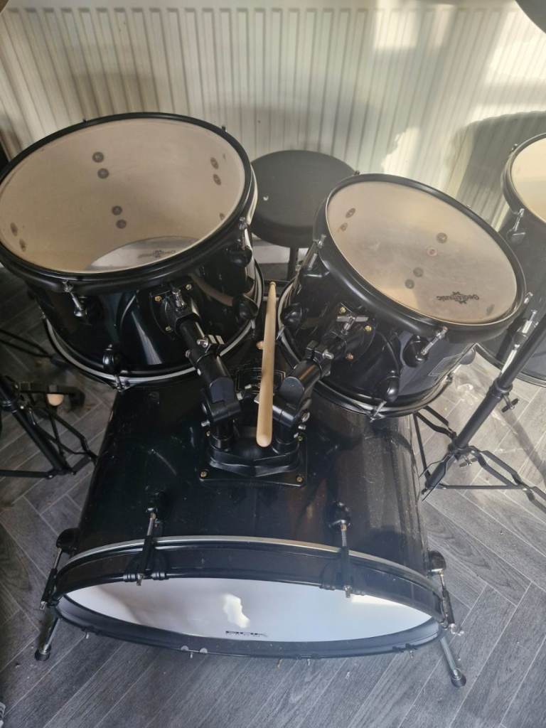 Gears4music drum kit with sticks