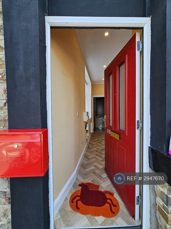 Studio flat in Pitt Street, Barnsley, S70 (#2947670)