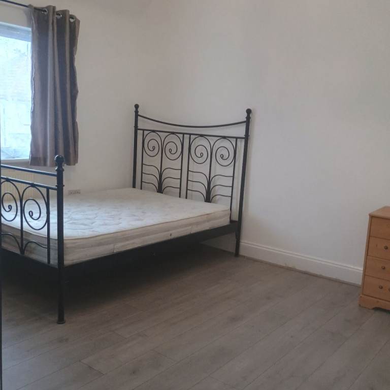 Double Room Wokingham Town 