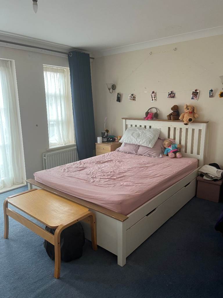 Large Double room with balcony in clean town house share, only 5 mins walk to Ashford Station