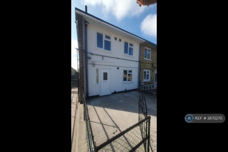 2 bedroom flat in Tadworth Parade, Hornchurch, RM12 (2 bed) (#2872270)