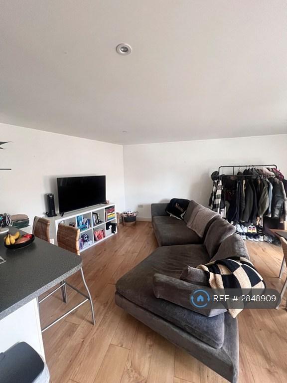 2 bedroom flat in Winders Road, London, SW11 (2 bed) (#2848909)