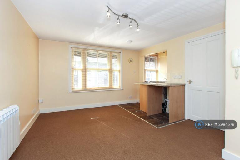 1 bedroom flat in Western Road, Tring, HP23 (1 bed) (#2994579)