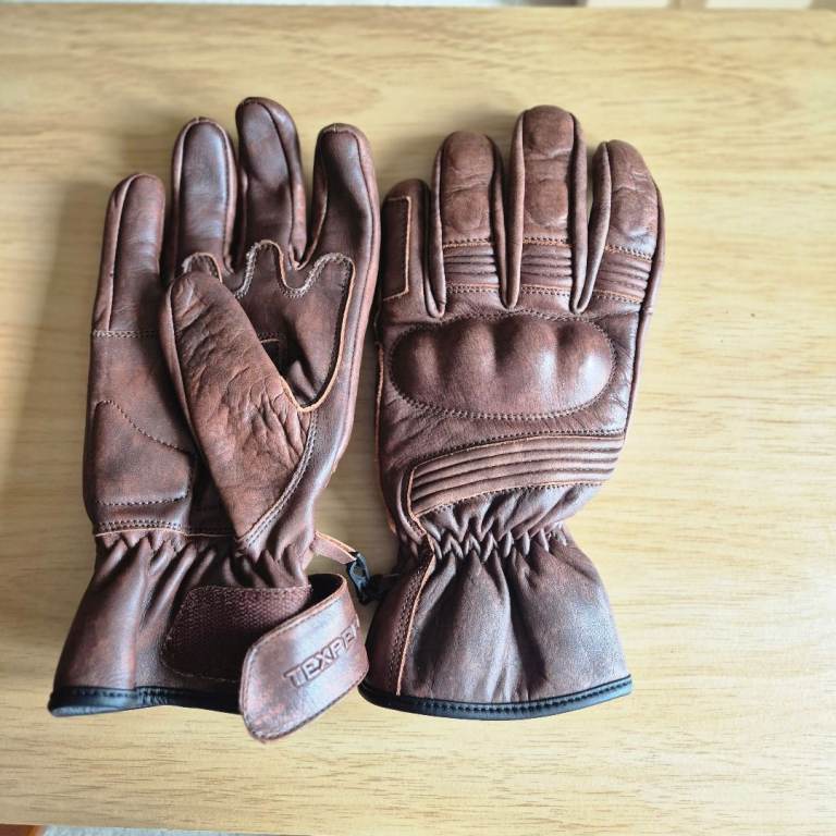 Texpeed full leather grain, biker gloves with CE knuckle armour protection with adjustable cuffs.