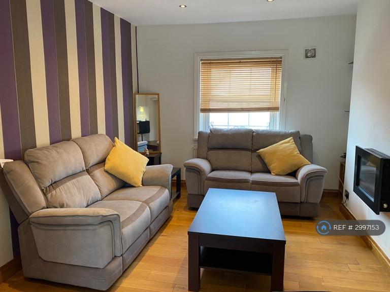 2 bedroom flat in Block H Peabody Buildings, London, WC1N (2 bed) (#2997153)