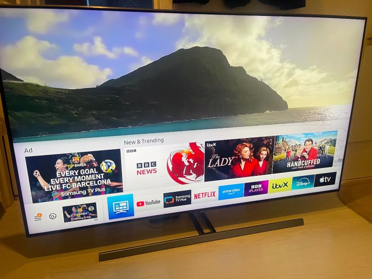 55” Samsung smart tv QLED 4K UHD WiFi built in 